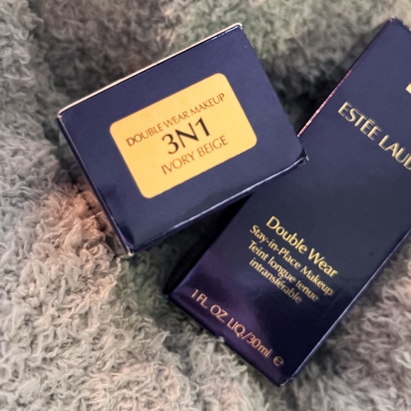 NIB Estée Lauder Double Wear Foundation - Picture 2 of 3